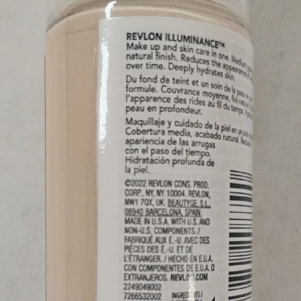 Revlon Skin-Caring Liquid Foundation Hydrating Medium Coverage, 105 Cream Ivory